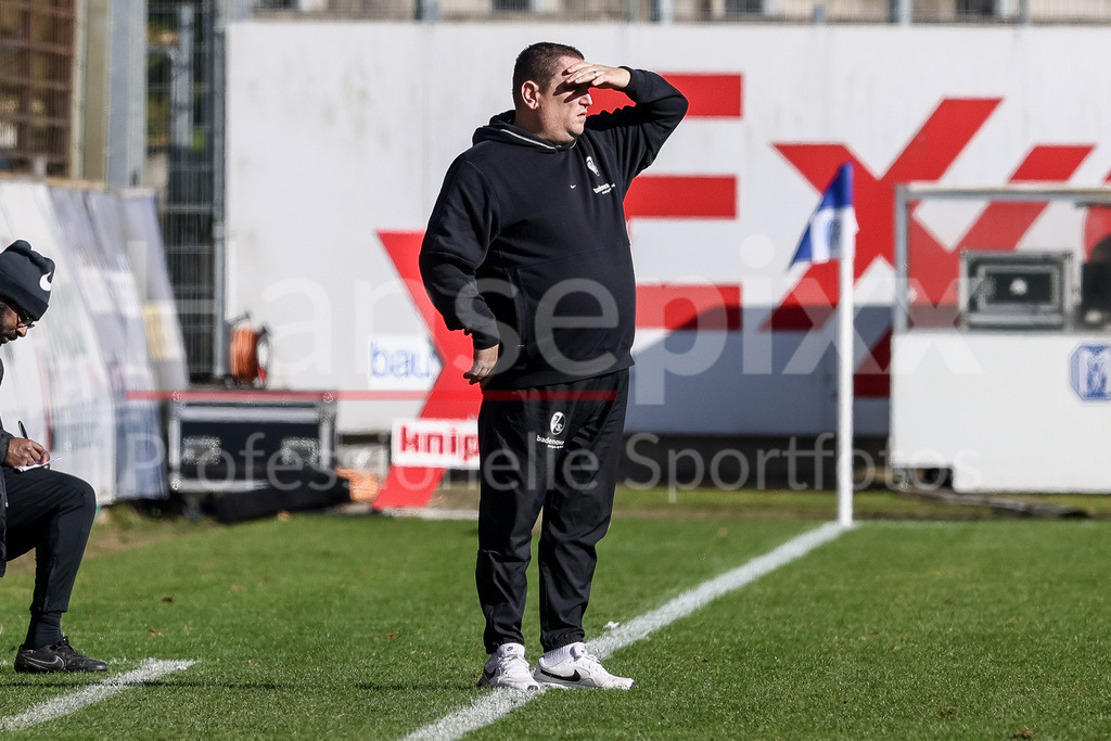 Fussball, 2. Frauen-Bundesliga, SV Meppen - SC Freiburg II | v.li.: Amin Jungkeit (Teamchef, SC Freiburg II), DIE DFB-RICHTLINIEN UNTERSAGEN JEGLICHE NUTZUNG VON FOTOS ALS SEQUENZBILDER UND/ODER VIDEOÄHNLICHE FOTOSTRECKEN. DFB REGULATIONS PROHIBIT ANY USE OF PHOTOGRAPHS AS IMAGE SEQUENCES AND/OR QUASI-VIDEO.