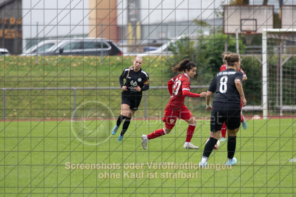 20251012_131556_0260 | #,1.FC Donzdorf (schwarz) vs. VfB Stuttgart II (rot), Fussball, Frauen-Verbandsliga Württemberg, 05. Spieltag, Saison 2025/2026, Rasenplatz Lautertal Stadion, Süßener Straße 16, 73072 Donzdorf, 12.10.2025 - 13:00 Uhr,Foto: PhotoPeet-Sportfotografie/Peter Harich