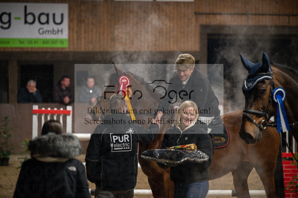 Hallenreittunier Voxtrup 2023 | Entdecke hochwertige Reitturnierfotos von Foto Oger. Professionell, emotional und authentisch – jetzt Lieblingsmomente im Shop bestellen.Deutschlandweite Turnierfotografie. - Realisiert mit Pictrs.com