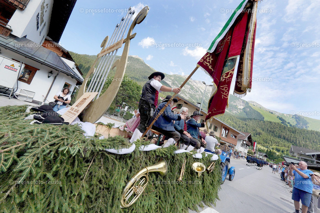 e19-news-2023-Juli23-Regimentsschuetzenfest-UMZUG_DORF-ww-DSC02285 | Info aus dem Bezirk Reutte/Ausserfern Tirol sowie eine umfangreiche Bilddatenbank über die gesamte Region: Lechtal, Talkessel Reutte, Tannheimertal, Zwischentoren. Lech, Plansee, Zugspitze, Grenztunnel, B179, Fernpassstraße, Verkehr, Lawinen, Tradition, - Realisiert mit Pictrs.com