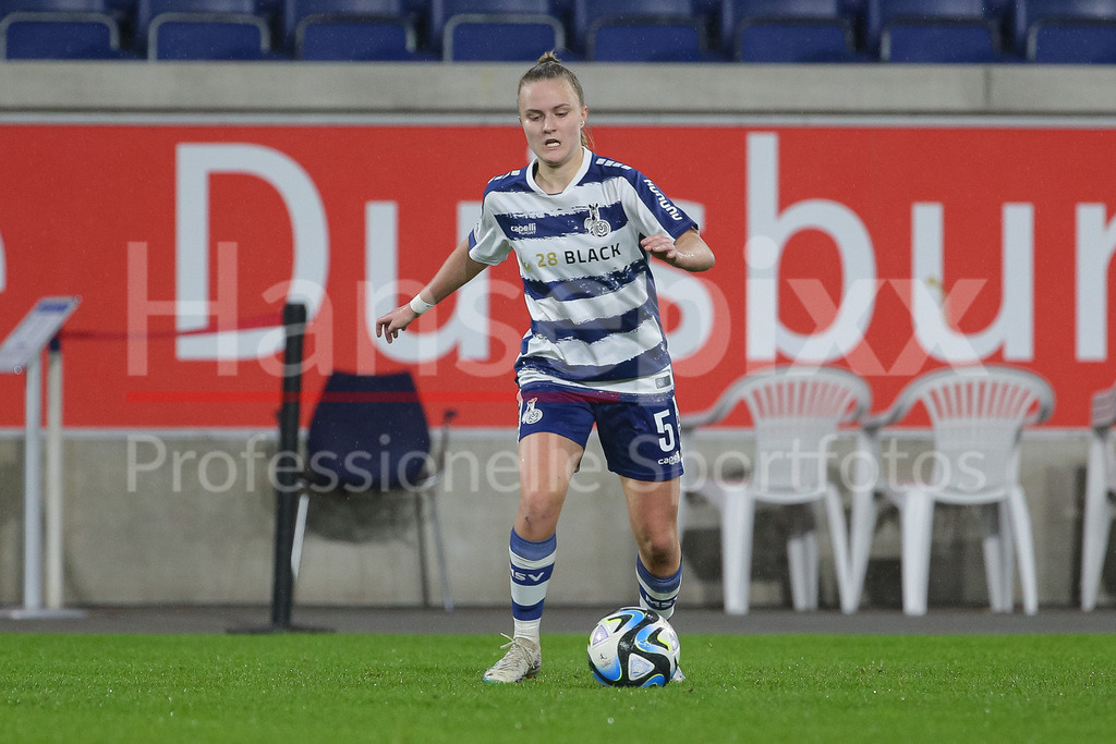 Fussball, Google Pixel Frauen-Bundesliga, MSV Duisburg - SV Werder Bremen | v.li.: Paula Flach (MSV Duisburg, 5) am Ball, Freisteller, Einzelbild, Ganzkörper, Aktion, Action, Spielszene, DIE DFB-RICHTLINIEN UNTERSAGEN JEGLICHE NUTZUNG VON FOTOS ALS SEQUENZBILDER UND/ODER VIDEOÄHNLICHE FOTOSTRECKEN. DFB REGULATIONS PROHIBIT ANY USE OF PHOTOGRAPHS AS IMAGE SEQUENCES AND/OR QUASI-VIDEO.