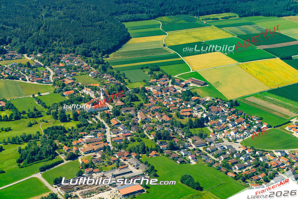 Aktuelles Luftbild von  Egmating - Die Luftaufnahme wurde 2022 mittels UL-Flugzeug erstellt ( keine Drohne ) - hochauflösende Kamera-Systeme von  Canon -Beste Qualität - Für grossformatige Ausdrucke geeignet. Die Geschenkidee !