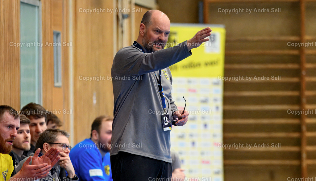 TSV Altenholz vs Stralsunder HV | Trainer Torge Greve (TSVA) / Handball 3. Liga Nord-Ost Männer 2025/2026 / TSV Altenholz vs Stralsunder HV / Edgar-Meschkat-Halle / Altenholz / 01.03.26 - Realisiert mit Pictrs.com