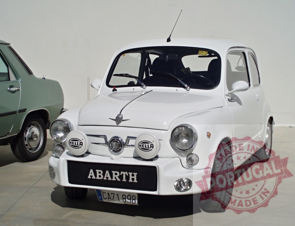 White Abarth 600 displaying Hella rally fog lights | Parked white Abarth 600 displaying Hella rally fog lights - Realisiert mit Pictrs.com