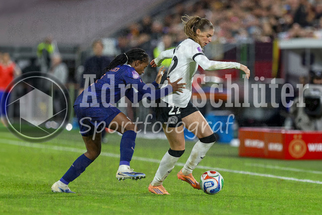 Deutschland vs Frankreich - Halbfinale - UEFA Women's Nations League | Düsseldorf, Deutschland, 24.10.25:   Oriane Jean-Francois ( Frankreich ) und Jule Brand ( Deutschland ) im Kampf um den Ball waehrend des Halbfinals der UEFA Women's Nations League zwischen Deutschland vs Frankreich in der Merkur-Spiel-Arena(Foto von Brauer-Fotoagentur / Adrian Schlueter)