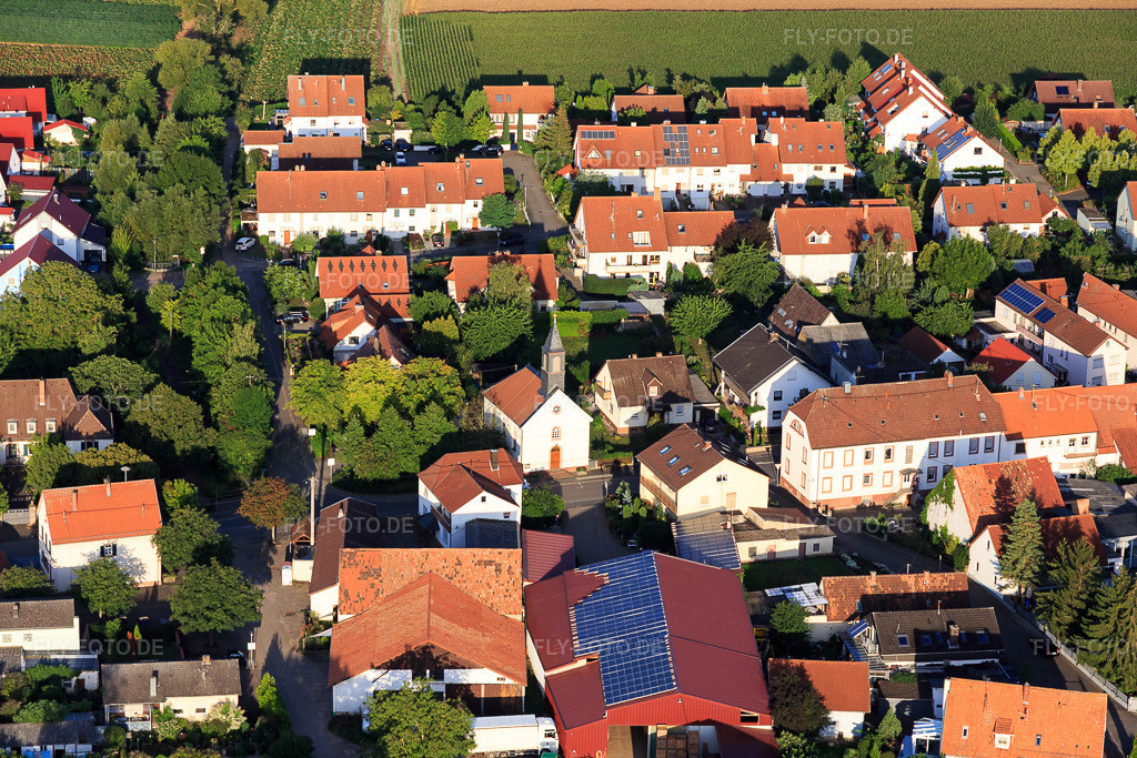 Luftbild: Protestantische Kirche im Ortsteil Mörlheim in Landau im Bundesland Rheinland-Pfalz in Deutschland. Foto: IMG_116641.jpg vom 11.08.2019 durch Werner Riehm/FLY-FOTO.de