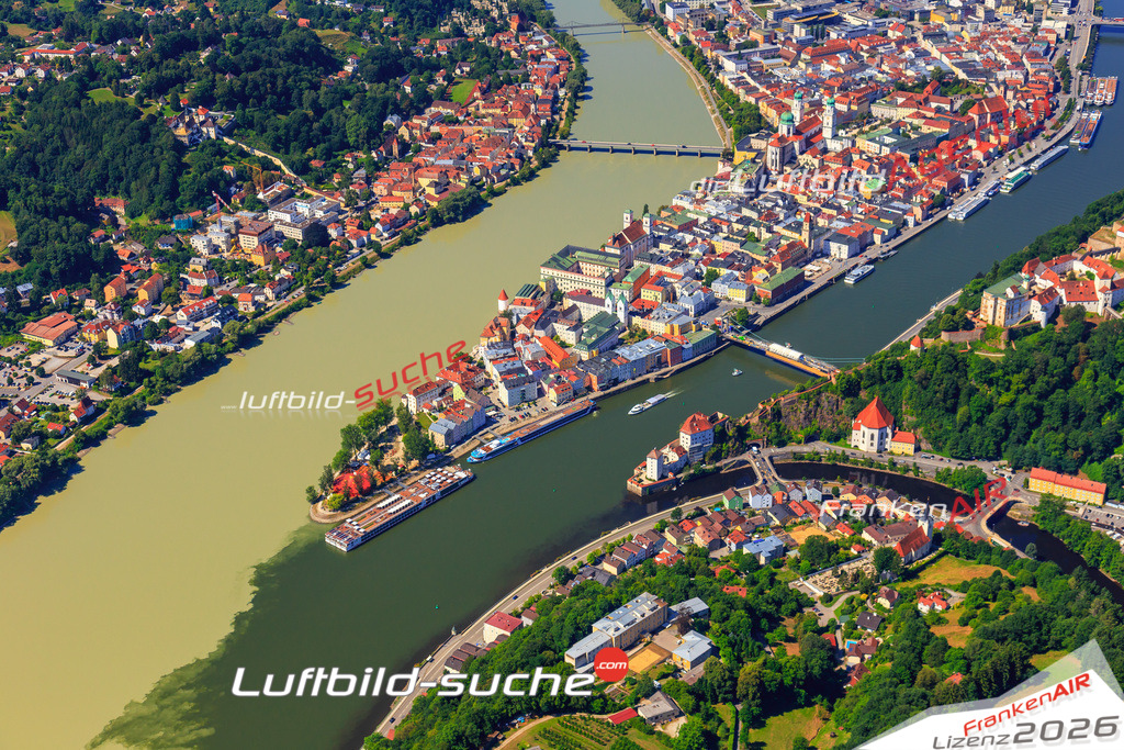 Die Luftaufnahme Altstadt - Passau wurde 2017 mittels Flugzeug (keine Drohne) erstellt. Perfekte Schärfe und Druck- Auflösung- Garantiert!