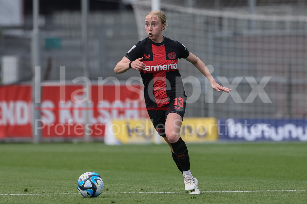 Fussball, Google Pixel Frauen-Bundesliga, Bayer 04 Leverkusen - SV Werder Bremen | v.li.: Caroline Siems (Bayer 04 Leverkusen, 13) am Ball, Freisteller, Einzelbild, Ganzkörper, Aktion, Action, Spielszene, DIE DFB-RICHTLINIEN UNTERSAGEN JEGLICHE NUTZUNG VON FOTOS ALS SEQUENZBILDER UND/ODER VIDEOÄHNLICHE FOTOSTRECKEN. DFB REGULATIONS PROHIBIT ANY USE OF PHOTOGRAPHS AS IMAGE SEQUENCES AND/OR QUASI-VIDEO.