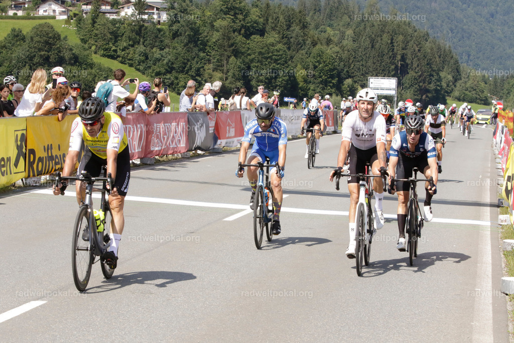 1017_20230817_Bewerb_Maenner_Muehlanger | AUT - OESTERREICH, 2023-08-16: SPORT RENNRAD-FAHREN - 55. INTERNATIONALER RADWELTPOKAL IN ST. JOHANN IN TIROL  - Vintage-Radrennen mit WM-Bronze-Medaillen-Siegerin Christina Schweinberger, den Teilnehmer und Alexander Baumann (vom Orginastions-Team) - TAG 2 BEWERB MAENNER IN SECHS GRUPPEN  ; Foto: Roland Muehlanger