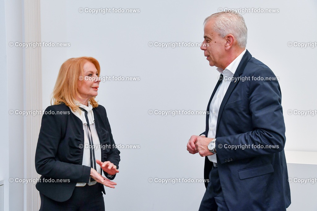 Gerda Rogers_ Starastrologin_ 19.012.2023-7 | 19.01.2023, Linz, AUT, Sparkasse Oberoesterreich im Bild Gerda Rogers (Starastrologin) und Herbert Walzhofer (Vorstandsdirektor Sparkasse Ooe)