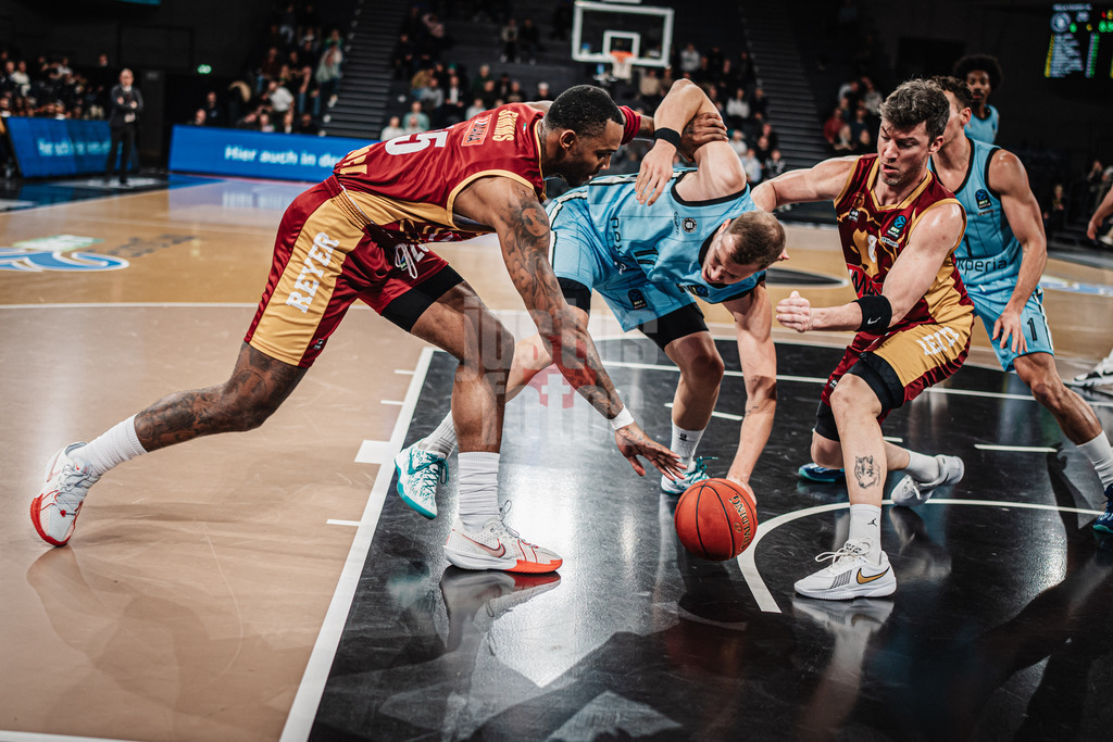 Basketball | Männer | Saison 2024/2025 | BKT EuroCup | Veolia Towers Hamburg vs. Umana Reyer Venice | 08.01.2025 | v.l. Aamir Simms (#25, Umana Reyer Venice), Niklas Wimberg (#17, Veolia Towers Hamburg) und Juan Fernandez (#8, Umana Reyer Venice)