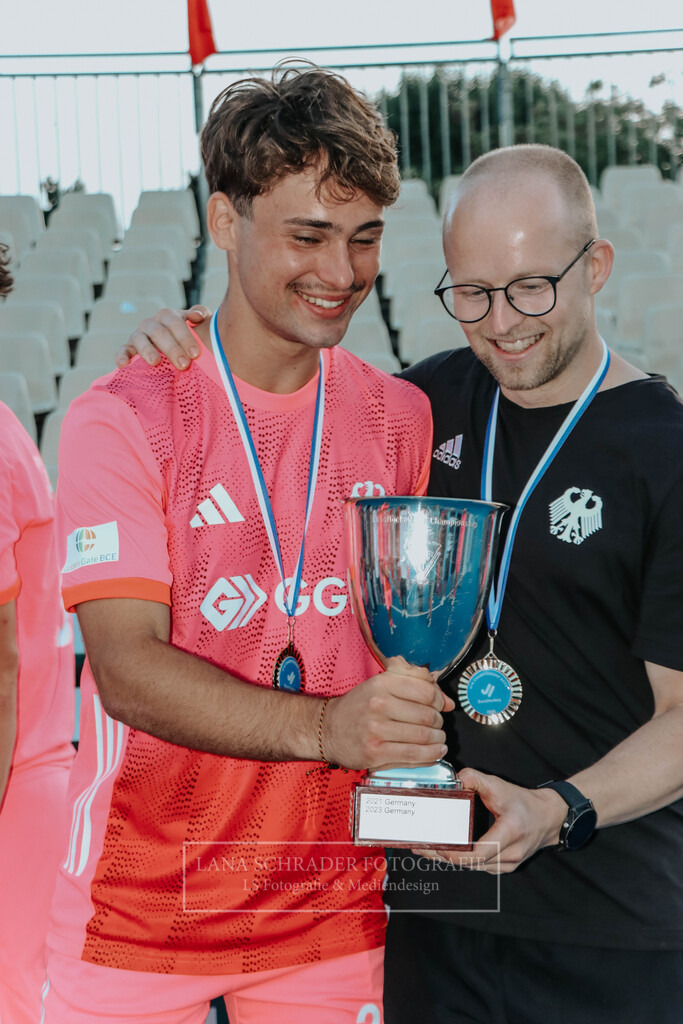 EM_MU18_F_GER-BEL_Lille_bearbeitet_Pokalbilder (98 von 137) | lanaschraderfotografie - Realisiert mit Pictrs.com