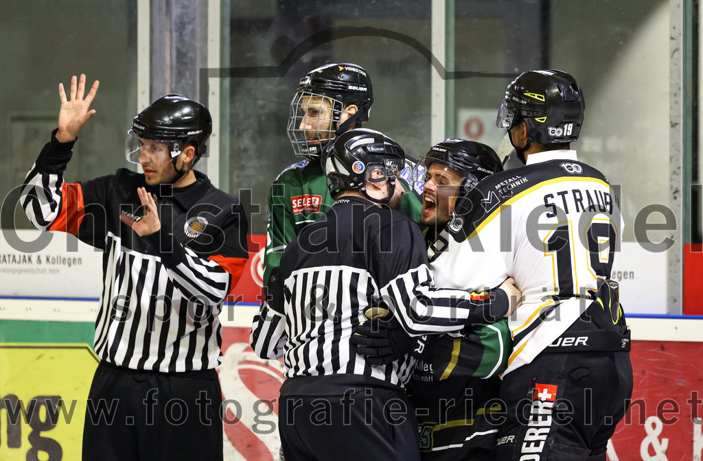 2022-09-23_117_TSV_Erding_gegen_EV_Fuessen | Erding, Deutschland, 23.09.2022:
Eishockey, Bayernliga 2022 / 2023, Testspiel, TSV Erding gegen EV Füssen, Endergebnis: 1:3

Florian Zimmermann (Erding Gladiators, #5), Leon Abstreiter (Erding Gladiators, #72), Julian Straub (EV Füssen, #19)

Foto: Christian Riedel / fotografie-riedel.net