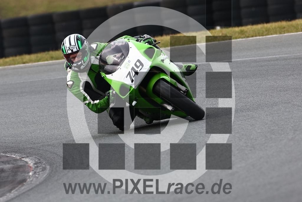 0749-20240913_05162 | Schöne Erinnerungen an spannende Momente - das festzuhalten ist unser Job. PIXELrace.de ist seit 2003 auf den Rennstrecken Europas unterwegs um die Action draußen beim Fahren und die wunderbare Stimmung imm Fahrerlager für euch einzufangen.