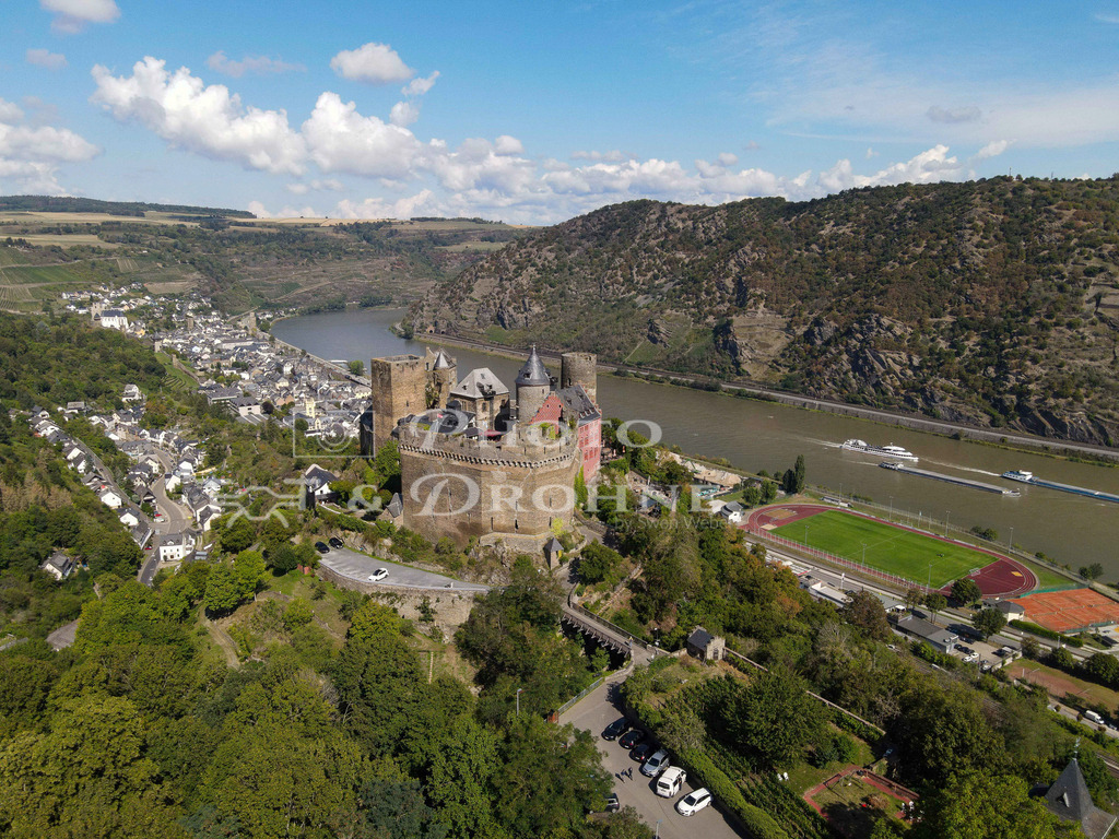Oberwesel-47 | Ein weiter Blick aus der Luft auf Oberwesel, die Schönburg und das Rheintal. - Realisiert mit Pictrs.com
