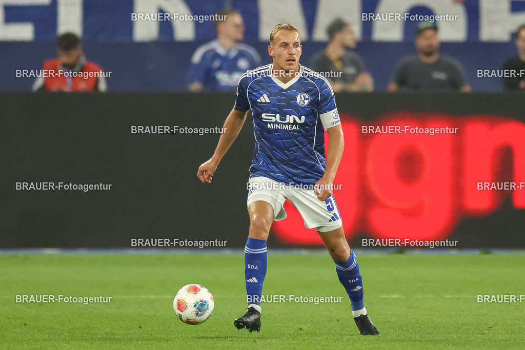 1_S04BER_20250801_2685.JPG -  - FC Schalke 04 - Hertha BSC Berlin - 2. Bundesliga | Gelsenkirchen, Deutschland, 01.08.25: Timo Becker (FC Schalke 04) in Aktion, am Ball, Einzelaktion waehrend des Spiels der 2. Bundesliga zwischen FC Schalke 04 - Hertha BSC Berlin in der Veltins-Arena am 01. August 2025 in Gelsenkirchen, Deutschland. (Foto von Stefan Brauer/Brauer-Fotoagentur)DFB/DFL REGULATIONS PROHIBIT ANY USE OF PHOTOGRAPHS AS IMAGE SEQUENCES AND/OR QUASI-VIDEO.