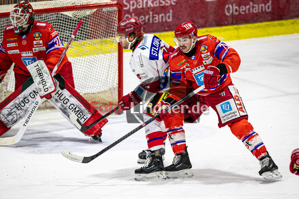 EC Peiting vs Deggendorder SC | Eishockey Oberliga Süd Vorrunde 2024/2025, EC Peiting vs Deggendorder SC, 20241117,Colin VAN DEN HURK (ECP 71) in Aktion,2024-11-17 in Peiting (Eisstadion)Colin VAN DEN HURK (ECP 71), Petr STLOUKAL (DSC 79)Copyright: WolfgangxLindner foto-lindner.de