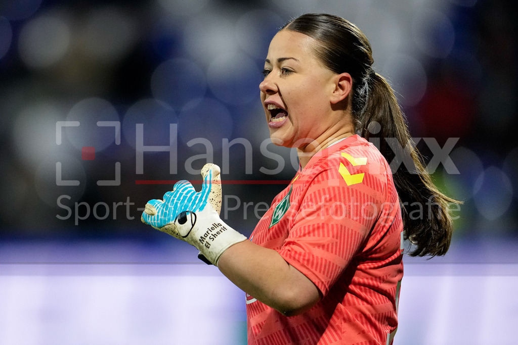 Fussball, Google Pixel Frauen-Bundesliga, TSG 1899 Hoffenheim - SV Werder Bremen | Mariella El Sherif (Torhüterin, Torwart, Werder, 39), gibt Anweisungen, gestikuliert, mit den Armen gestikulieren, Einzelbild, Einzelfoto, Aktion, Action, 01.02.2026, Sinsheim (Hoffenheim)  (Deutschland), Fussball, Google Pixel Frauen-Bundesliga, TSG 1899 Hoffenheim - SV Werder Bremen, DFB/DFL REGULATIONS PROHIBIT ANY USE OF PHOTOGRAPHS AS IMAGE SEQUENCES AND/OR QUASI-VIDEO., DIE DFB-RICHTLINIEN UNTERSAGEN JEGLICHE NUTZUNG VON FOTOS ALS SEQUENZBILDER UND/ODER VIDEOÄHNLICHE FOTOSTRECKEN. DFB REGULATIONS PROHIBIT ANY USE OF PHOTOGRAPHS AS IMAGE SEQUENCES AND/OR QUASI-VIDEO.