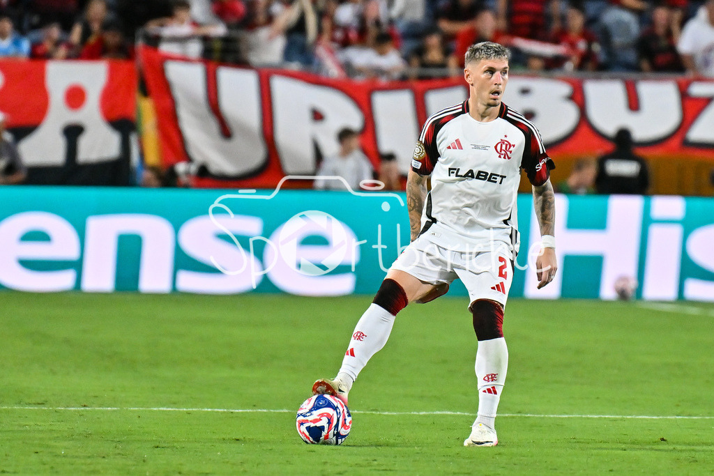 Los Angeles FC - CR Flamengo | am Ball Guillermo VARELA (Flamengo 2) / Einzelfoto / Freisteller / FIFA Club World Cup: Los Angeles FC - CR Flamengo, Camping World Stadium am 24.06.2025 / NOT FOR SALE IN USA