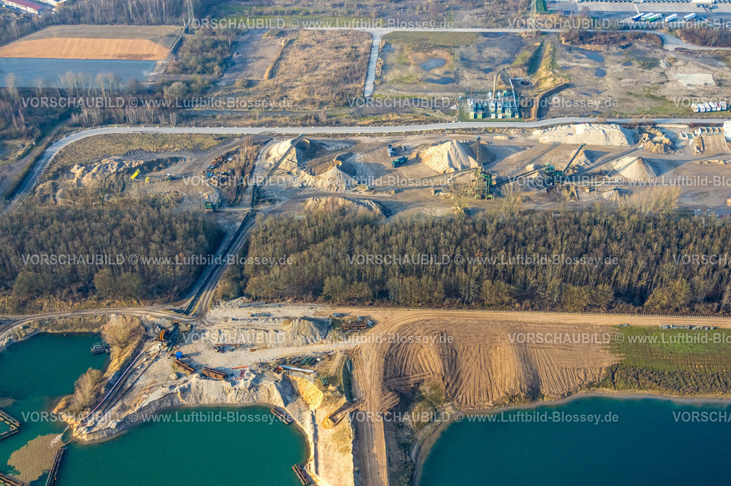 Kamp-Lintfort260101514 | Luftbild, Kiesbaggerei Heidelberg Materials MineralikSandanbieter und Kiesanbieter, hinten Lidl Zentrallager, Rossenray, Kamp-Lintfort, Ruhrgebiet, Nordrhein-Westfalen, Deutschland