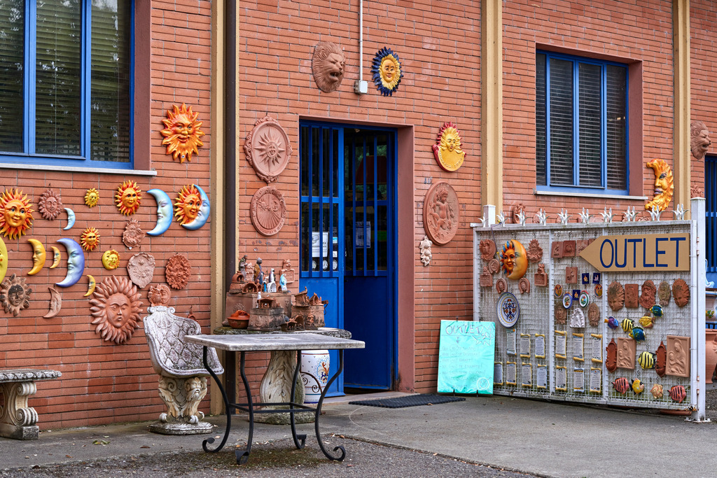 Eingang in den Verkaufsraum | Deruta, Italien - August 31, 2016: Keramikmanufaktur Torretti; Eingang in den Verkaufsraum mit verschiedenen Produkten davor. - Realisiert mit Pictrs.com