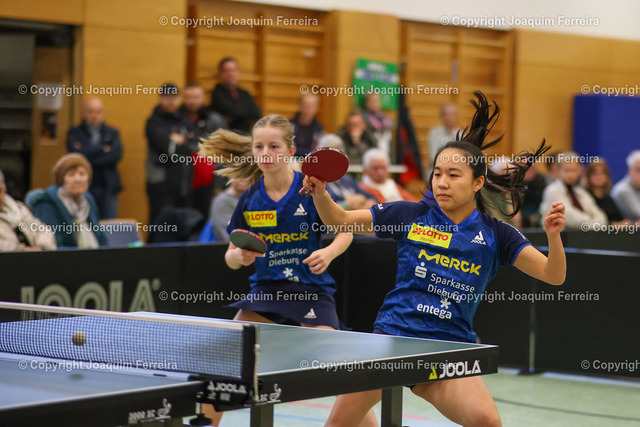 2023.12.17_tsvvslang_0707 | Langstadt, Babenhausen 17.12.2023  Tischtennis Damen 2. Bundesliga TSV Langstadt -  TTC Langen 1950 v.l., Sophie Krießbach (2.Bundesliga TSV 1909 e.v. Langstadt) und Wenna Tu (2.Bundesliga TSV 1909 e.v. Langstadt) spielt eine Vorhand.
 - Realisiert mit Pictrs.com
