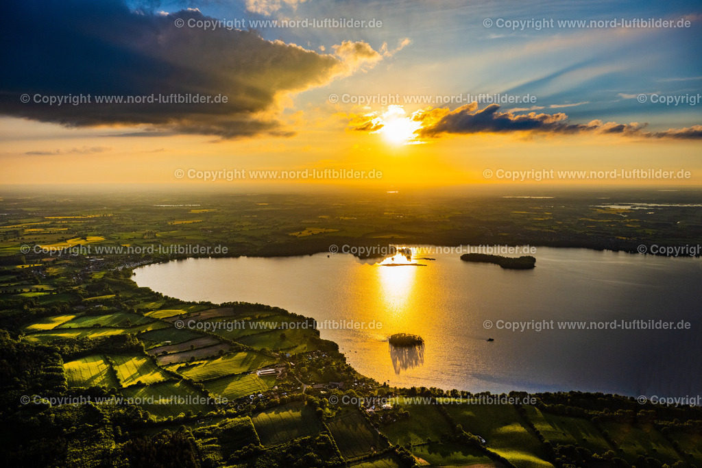 Sepel_Plöner_See_Sonnenuntergang_ELS_9374030622Jpg | NEHMTEN 03.06.2022 Ortsansicht der Straßen und Häuser der Wohngebiete in Nehmten im Sonnenuntergang im Bundesland Schleswig-Holstein, Deutschland. // Town View of the streets and houses of the residential areas in Nehmten in the state Schleswig-Holstein, Germany. Foto: Martin Elsen