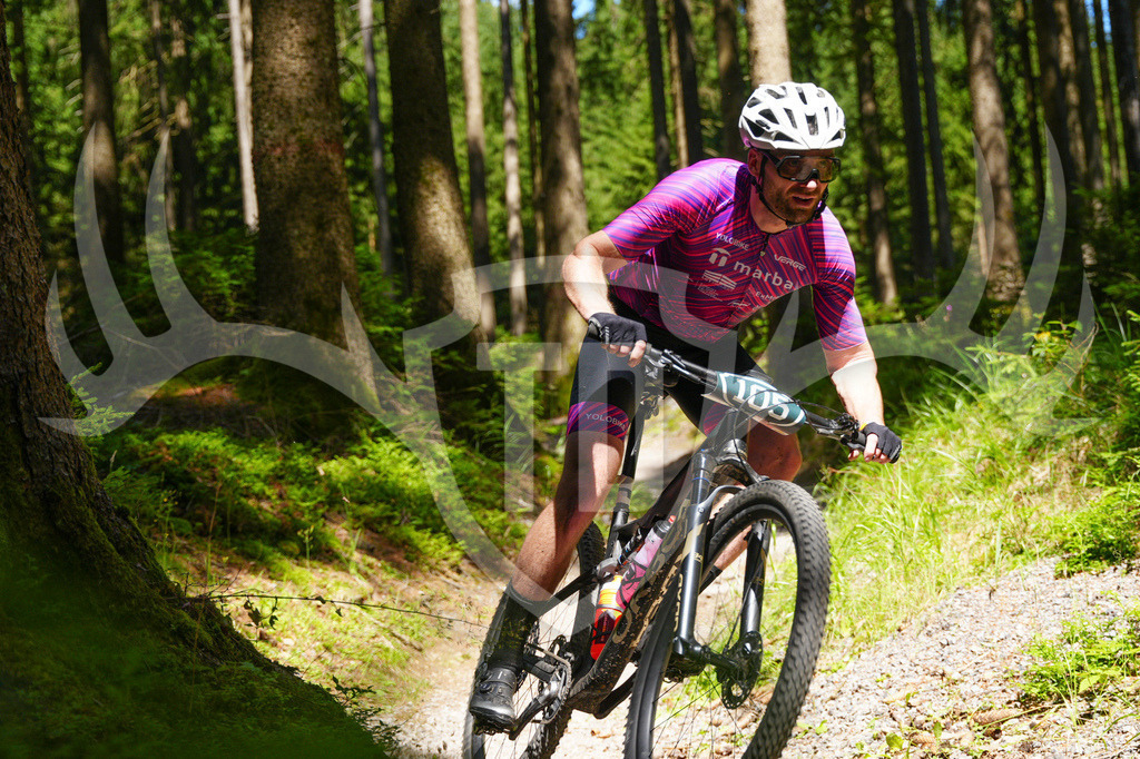 FC603898 | Fotogalerie der Treibjagd im Dunkelwald - Dein MTB Etappenrennen im Erzgebirge - Realisiert mit Pictrs.com