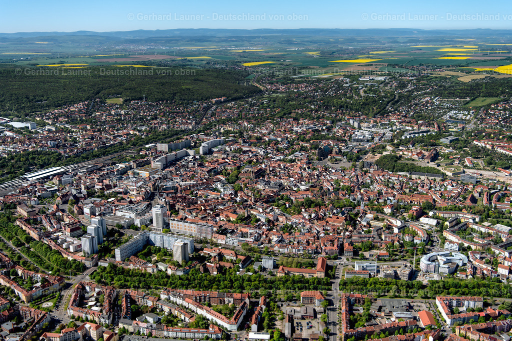 4026477 | ERFURT 07.05.2020 Stadtgebiet mit Außenbezirken und Innenstadtbereich im Ortsteil Zentrum in Erfurt im Bundesland Thüringen, Deutschland. Weiterführende Informationen bei: Landeshauptstadt Erfurt. // City area with outside districts and inner city area in the district Zentrum in Erfurt in the state Thuringia, Germany. Further information at: Landeshauptstadt Erfurt. Foto: Gerhard Launer