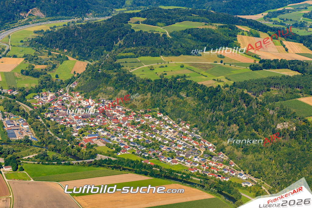 Luftaufnahme von  Kinding - Die Luftaufnahme wurde 2025 vom UL-Flugzeug heraus erstellt ( keine Drohne ) - Hochauflösende Luftaufnahme - für professionelle Ausdrucke geeignet. Die Geschenkidee !Mit Lizenz und Bildrechte bestellbar