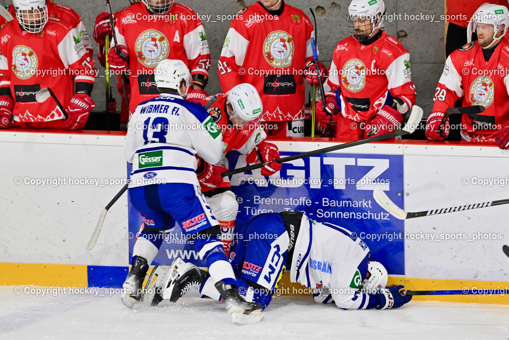 ESV Ferlach vs. UECR Eisbären Huben | #97 Fuetsch Johannes UECR EISBÄREN HUBEN, #7 Steiner Marco ESV Ferlach, #13 Wibmer Flavio UECR EISBÄREN HUBEN, Spielerbank ESV Ferlach, ESV Ferlach vs. UECR Eisbären Huben, ESV Ferlach vs. UECR Eisbären Huben am 31.10.2025 in Ferlach (HTC Eishalle Ferlach), Austria, (Photo by Bernd Stefan)