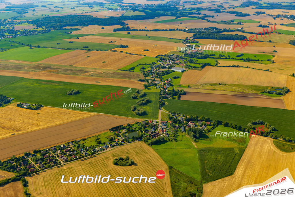 Schrägluftbild  Reinshagen Hof  Satow - Das Luftbild wurde 2025 vom UL-Flugzeug heraus erstellt (ohne Drohne- keine Drohnenaufnahme ) - Hochauflösende Luftaufnahme -Nicht vergleichbar mit Google Maps oder Satelittenbilder- Die Geschenkidee !Mit Lizenz und Bildrechte bestellbar