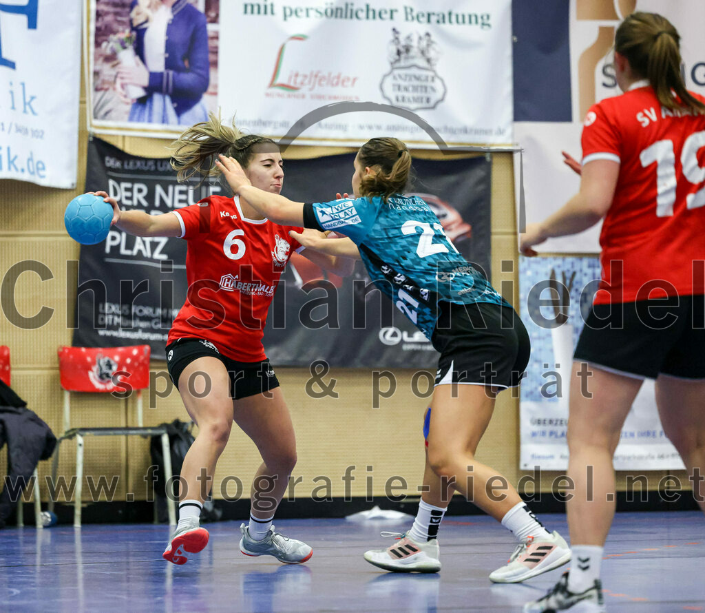 2022-11-27_122_SV_Anzing_gegen_HT_Muenchen_II | Anzing, Deutschland, 27.11.2022:
Handball, Bezirksliga 2022 / 2023, 7. Spieltag, SV Anzing gegen HT München II, Endergebnis: 28:32

Denise Bäumler (SV Anzing, #6), Katharina Martin (HT München, #21)

Foto: Christian Riedel / fotografie-riedel.net