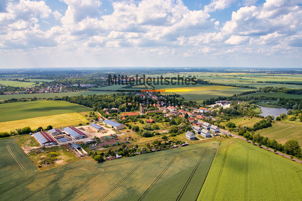 Königsborn-Jerichower-Land-Sachsen-Anhalt_5303 | Die Luftaufnahme zeigt Königsborn aus der Vogelperspektive. Der Ort wird mit seiner gewachsenen Bebauung und der landwirtschaftlich geprägten Umgebung dokumentiert. Königsborn gehört zur Einheitsgemeinde Biederitz im Landkreis Jerichower Land. - Realisiert mit Pictrs.com