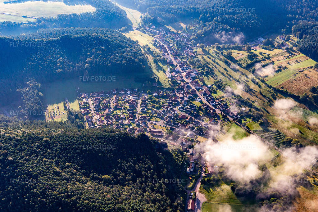 Luftbild: Ortsansicht von Westen in Schindhard im Bundesland Rheinland-Pfalz in Deutschland. Foto: IMG_143177.jpg vom 06.08.2024 durch Werner Riehm/FLY-FOTO.de