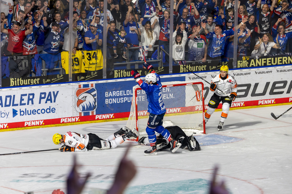DEL, Deutsche Eishockey Liga Saison 2025/26, 6. Spieltag: Adler Mannheim gegen Löwen Frankfurt***Bild: Torjubel nach Führungstreffer für die Adler | DEL, Deutsche Eishockey Liga Saison 2025/26, 6. Spieltag: Adler Mannheim gegen Löwen Frankfurt***Bild: Torjubel nach Führungstreffer für die Adler - Realisiert mit Pictrs.com