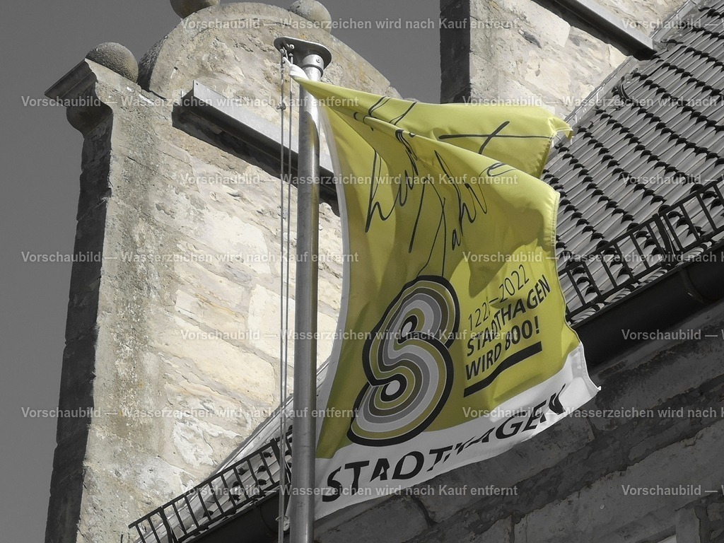 Stadthagen-800Jahre | Sonderbeflaggung zur 800 Jahr Feier am Rathaus - Realisiert mit Pictrs.com