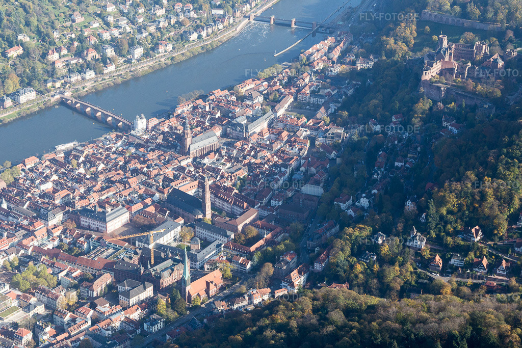 Luftbild: Jesuitenkirche und Heiliggeistkirche in der Altstadt im Ortsteil Kernaltstadt in Heidelberg im Bundesland Baden-Württemberg in Deutschland. Foto: IMG_104197.jpg vom 31.10.2017 durch Werner Riehm/FLY-FOTO.de