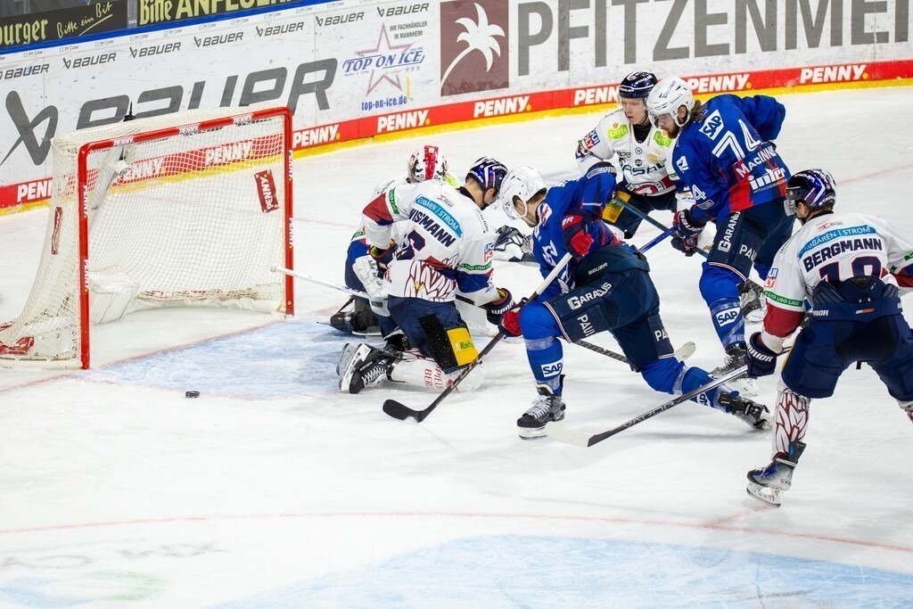 DEL, Deutsche Eishockey Liga Saison 2024/25, 52. Spieltag: Adler Mannheim gegen Eisbären Berlin***Viel Verkehr vor dem Tor der Eisbären | DEL, Deutsche Eishockey Liga Saison 2024/25, 52. Spieltag: Adler Mannheim gegen Eisbären Berlin***Viel Verkehr vor dem Tor der Eisbären - Realisiert mit Pictrs.com
