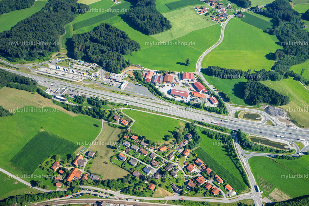 luftbild-bergen-chiemgau-bruno-kapeller-9 | Die Rastanlage Hochfelln an der Autobahn A8 bei Bernhaupten (Gemeinde Bergen) aus der Vogelperspektive, mit Wohnsiedlung und Feldern. Aufgenommen im Juli 2016. - Realisiert mit Pictrs.com