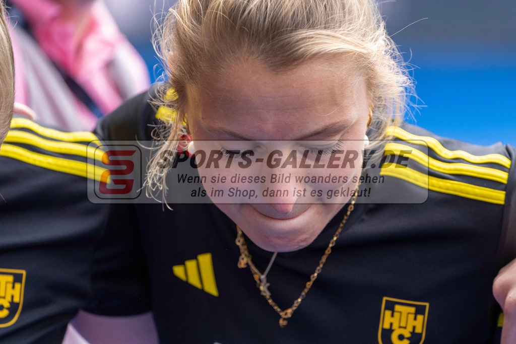 Final4_20250601-1031-HK108216 | Krefeld, Deutschland, 01.06.2025:  Feldhockey Final4 2025 – „Deutsche Feldhockey-Meisterschaften 2025“ Harvestehuder HTC - Düsseldorfer HC (Finale Damen) im Gerd-Wellen-Hockeyanlage am 01.06.2025 in Krefeld, Deutschland. (Foto von Kramhöller/Fehrmann/Kaste)Krefeld, Germany, 01.06.2025: Feldhockey Final4 2025 – „Deutsche Feldhockey-Meisterschaften 2025“ Harvestehuder HTC - Düsseldorfer HC (Finale Damen) in Gerd-Wellen-Hockeyanlage at 01.06.2025 in Krefeld, Deutschland. (Foto from Kramhöller/Fehrmann/Kaste)