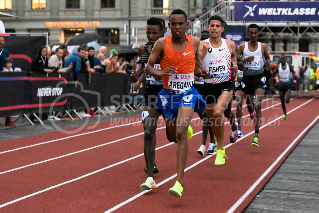 Leichtathletik: Weltklasse Zürich | 07.09.2022, Zürich, Sechseläutenplatz, Leichtathletik: Weltklasse Zürich, AREGAWI Berihu (ETH) vor BAREGA Selemon (ETH) und FISHER Grant (USA) im 5000m-Lauf der Maenner. - Realisiert mit Pictrs.com