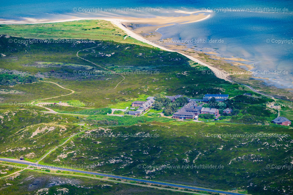 Sylt_Rantum_Dünendorf_Puan_Klent_auf_Sylt_ELS_4261130625 | SYLT 13.06.2025 Gebäude der Jugendherberge " Hamburger Jugenderholungsheim Puan Klent " im Ortsteil Rantum (Sylt) in Sylt auf der Insel Sylt im Bundesland Schleswig-Holstein, Deutschland. // Building the hostel " Hamburger Jugenderholungsheim Puan Klent " in the district Rantum (Sylt) in Sylt on Island Sylt in the state Schleswig-Holstein, Germany. Foto: Martin Elsen