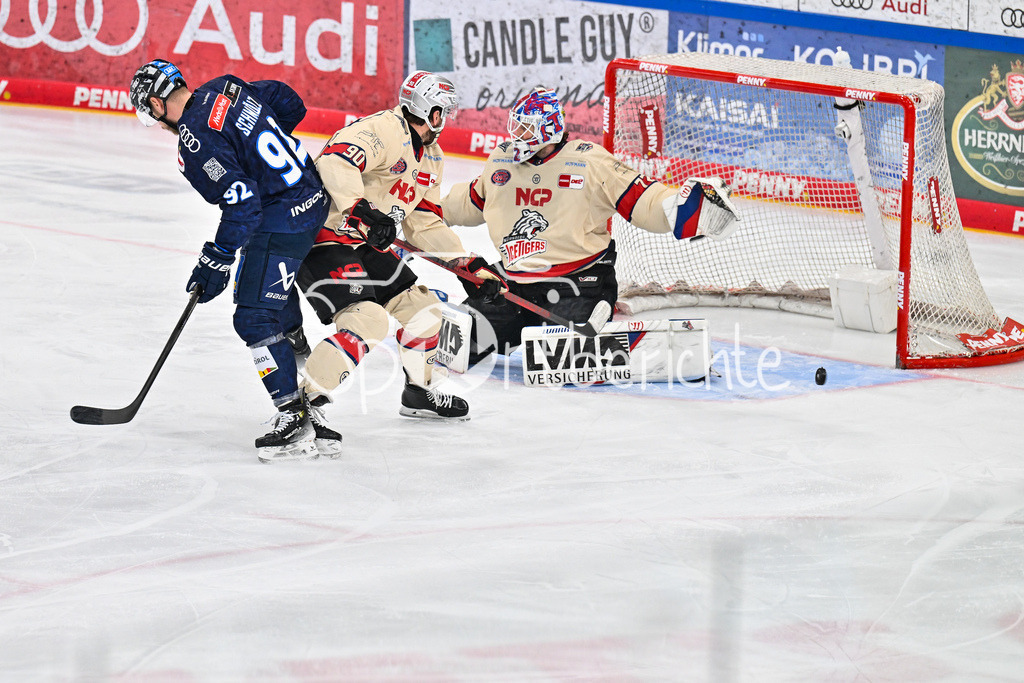 ERC Ingolstadt - Nuernberg Ice Tigers | in dieser Szene faelscht Daniel SCHMOELZ (ERC Ingolstadt 92) einen Puck vor Leon HUNGERECKER (Nuernberg Ice Tigers 72) ab, Constantin BRAUN (Nuernberg Ice Tigers 90) kann nicht merh eingreifen / DEL: ERC Ingolstadt - Nuernberg Ice Tigers, Saturn-Arena am 26.03.2025
