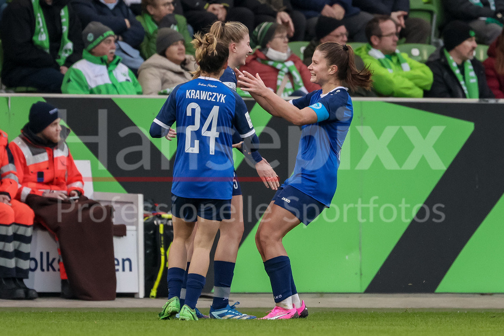Fussball, Google Pixel Frauen-Bundesliga, VfL Wolfsburg - 1. FFC Turbine Potsdam | v.li.: Caroline Krawczyk (1. FFC Turbine Potsdam, 24), Torschützin Lina Vianden (1. FFC Turbine Potsdam, 5) und Emilie Bernhardt (1. FFC Turbine Potsdam, 31) mit Torjubel, Jubel, jubeln, jubelt, optimistisch, Spielszene, Highlight, Freude über das Tor zum 2:1, DIE DFB-RICHTLINIEN UNTERSAGEN JEGLICHE NUTZUNG VON FOTOS ALS SEQUENZBILDER UND/ODER VIDEOÄHNLICHE FOTOSTRECKEN. DFB REGULATIONS PROHIBIT ANY USE OF PHOTOGRAPHS AS IMAGE SEQUENCES AND/OR QUASI-VIDEO.