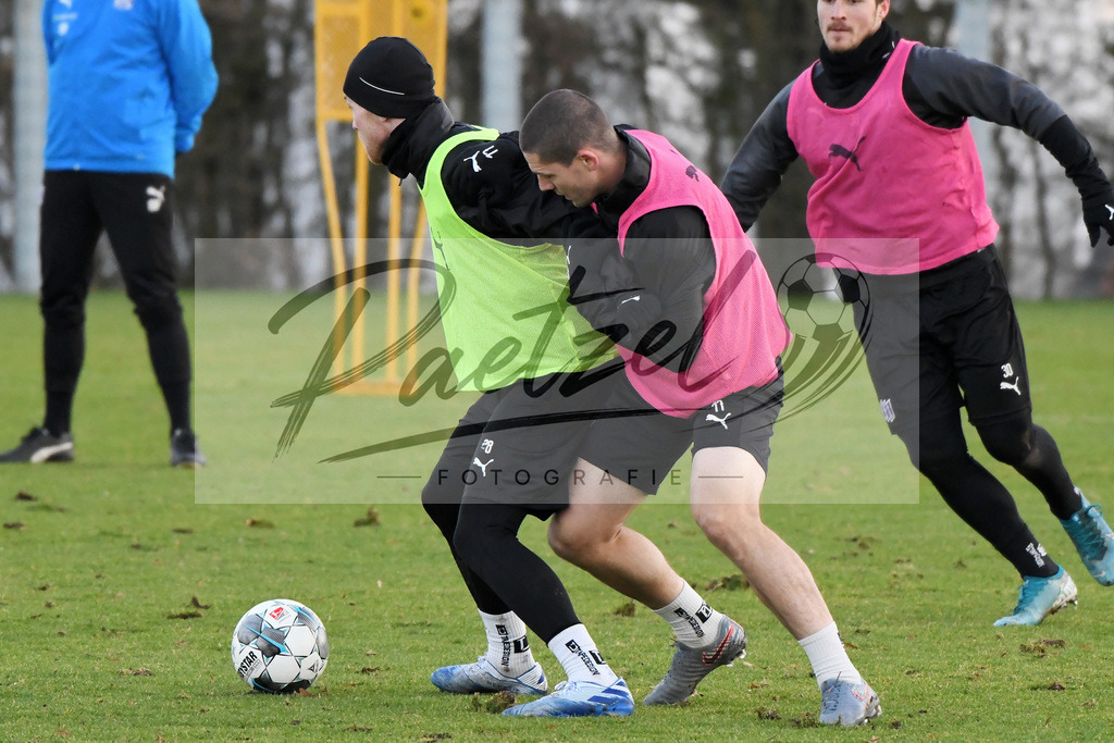 20200121_TRAOSN_0023 | Fußball, Herren: Kevin Friesenbichler (VfL Osnabrück) und Adam Susac (VfL Osnabrück) im Zweikampf beim Training des VfL Osnabrück am 21.01.2020 im Sportpark Illoshöhe in Osnabrück, Deutschland.(Foto von Nico Paetzel) - Realisiert mit Pictrs.com