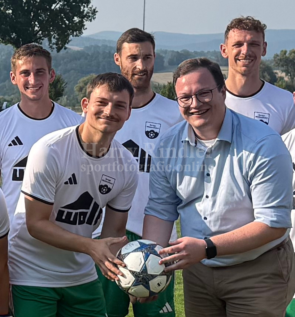 TSV Seebach : TSV Bad Abbach | SpVgg Niederalteich: Ballübergabe und Einweihung des Hauptplatzes nach der Renovierung mit Bürgermeister Julien Pursch - Realisiert mit Pictrs.com