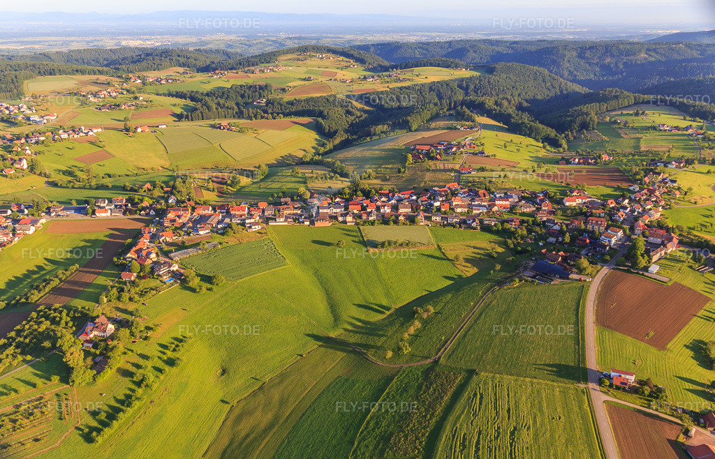 Luftbild: Dorfansicht aus Südosten im Ortsteil Ottoschwanden in Freiamt im Bundesland Baden-Württemberg in Deutschland. Foto: IMG_147532.jpg vom 30.05.2025 durch Werner Riehm/FLY-FOTO.de