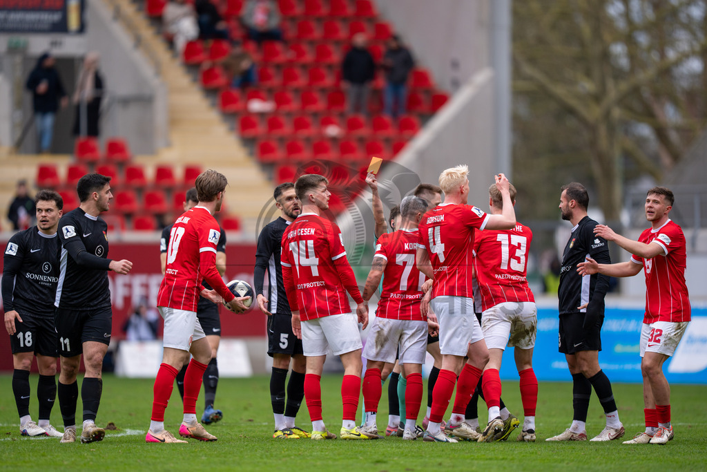 Kickers Offenbach vs. SG Sonnenhof Grossaspach, Fussball, Regionalliga Suedwest, 24. Spieltag, 14.03.2026 | Platzverweis für Kristjan Arh Cesen (Kickers Offenbach, #14) durch Schiedsrichter Lukas Jungfleisch,Kickers Offenbach vs. SG Sonnenhof Grossaspach, Fussball, Regionalliga Suedwest, 24. Spieltag, 14.03.2026Foto: photosbyphips/Philip Ziegler