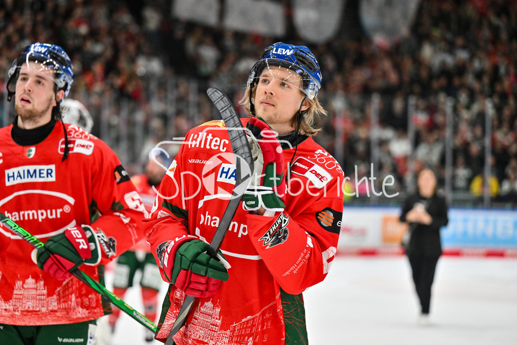 Augsburger Panther - Eisbären Berlin | aUGSBURG, GERMANY - 27. JANUARY: die Mannschaft der Panther feiert zusammen mit den Fans den 2-1 Heimsieg gegen Berlin nach dem Match zwischen den Augsburger Panthern und den Fischtown Pinguins am 43. Spieltag der Penny DEL im Curt Frenzel Stadion - Moritz WIRTH (Augsburger Panther 9)